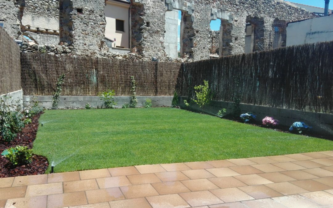 Jardín con tepe y plantas en Tres Casas, Segovia